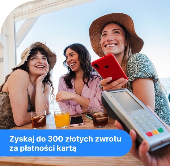 Trzy młode dziewczyny, jedna płaci telefonem