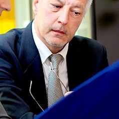 Prawnik dla firmy – czy warto korzystać ze stałej obsługi prawnej?